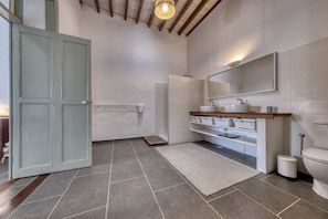 Dusche, Haartrockner, Handtücher, Toilettenpapier