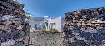 Casa Amaris - Award-Winning Canarian House By LVH