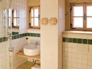 Haartrockner, Handtücher, Seife, Toilettenpapier