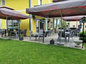 تناول الطعام بالخارج