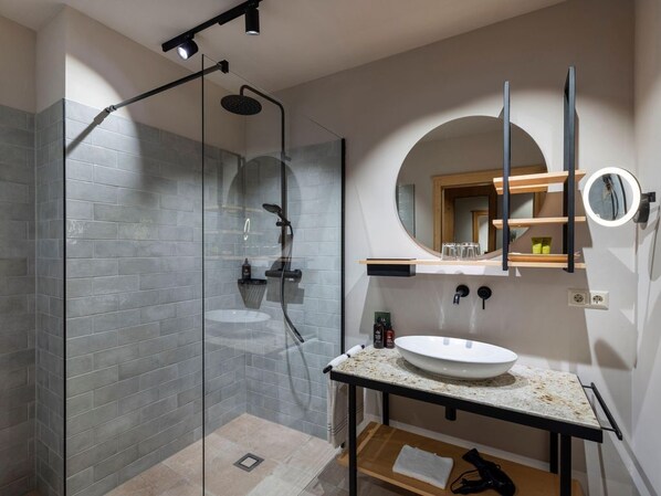 Haartrockner, Handtücher, Seife, Toilettenpapier