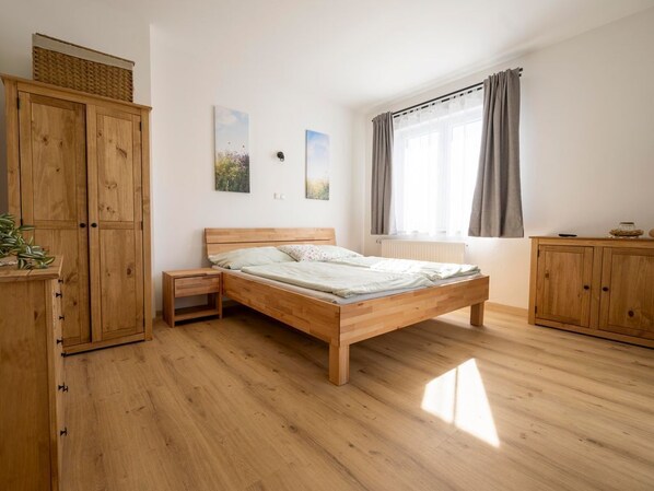 2 quartos, berço de viagem, Wi-Fi, roupa de cama