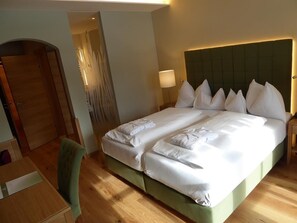 Zimmersafe, Schreibtisch, WLAN, Rollstuhlgeeignet