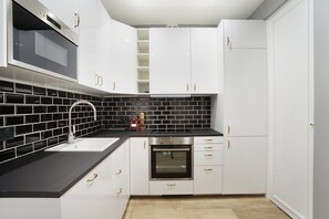 Réfrigérateur, micro-ondes, four, plaque de cuisson