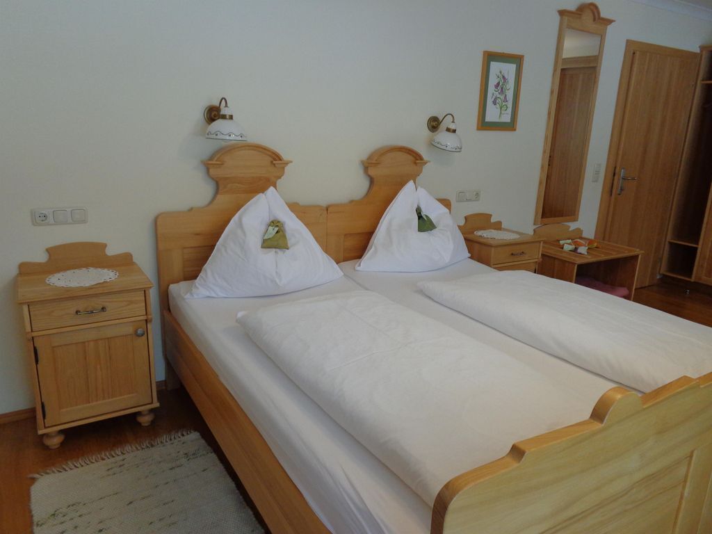 1 bedroom, desk