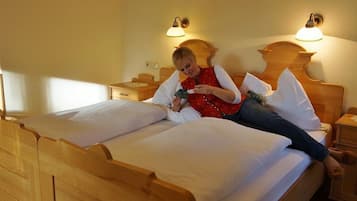 A wooden bed with two nightstands, each with a lamp.