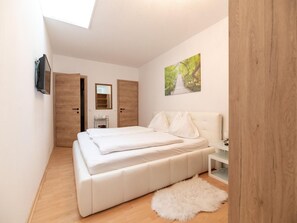 1 Schlafzimmer, Reisekinderbett