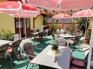 تناول الطعام بالخارج