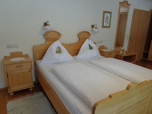 Schreibtisch, Reisekinderbett