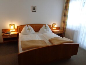 Schreibtisch, Reisekinderbett