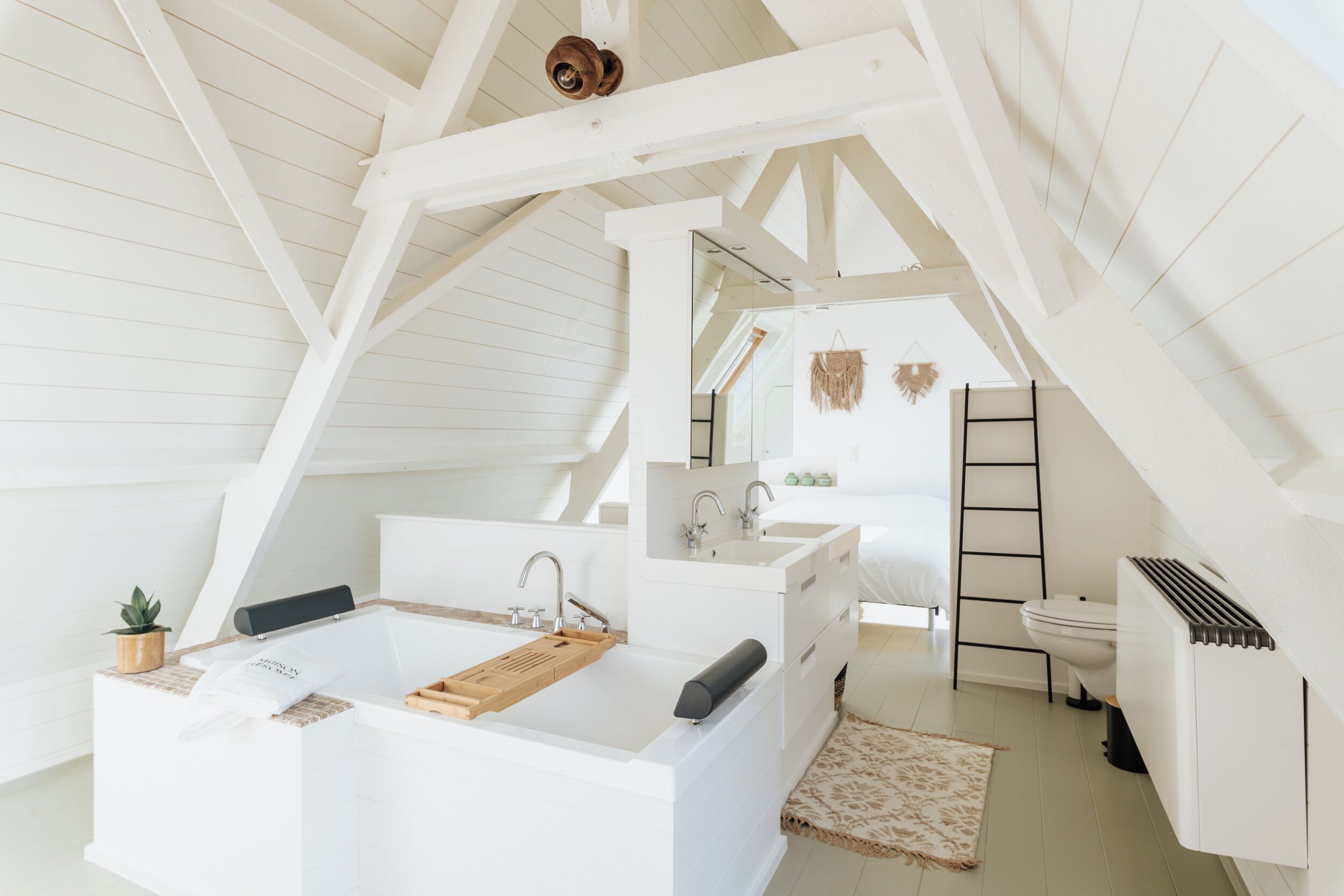 3 bedrooms, desk, WiFi, bed sheets