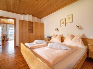 Bügeleisen/Bügelbrett, Reisekinderbett, WLAN, Bettwäsche