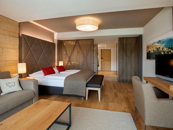 Zimmersafe, Schreibtisch, WLAN, Bettwäsche