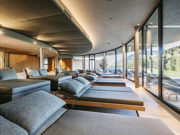 Interior - Family room with balcony - Almwellness Hotel Pierer (Teichalm)