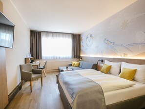 Zimmersafe, Schreibtisch, WLAN, Bettwäsche