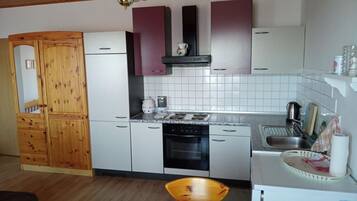 KĂŒhlschrank, Herdplatte, Wasserkocher mit Kaffee-/Teezubehör