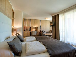 Zimmersafe, Schreibtisch, WLAN, Bettwäsche