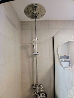 Dusche, Haartrockner, Handtücher, Seife