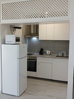 Frigorifero, microonde, forno, piano cottura