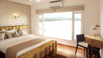 Luxury Suite | Iron/ironing board, free WiFi, bed sheets