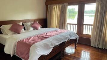 Iron/ironing board, free WiFi