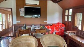 Classic Double Room, Lake View | Living area