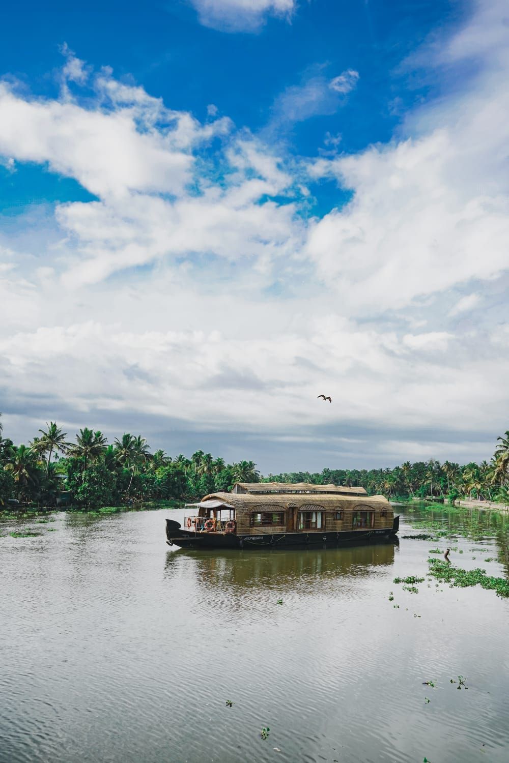 Una casa flotante en un río tranquilo con cielo despejado.