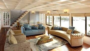 Luxury Suite | Living area | LCD TV