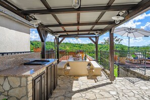 Outdoor dining - A fully renovated, classic istrian stone villa with swimming pool near Buje (Momjan)