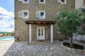 Exterior - A fully renovated, classic istrian stone villa with swimming pool near Buje (Momjan)