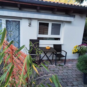 Outdoor dining - Holiday Home 'Haus Pluto' with Private Terrace and Wi-Fi (Deggenhausertal)