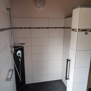 Dusche, kostenlose Toilettenartikel, Haartrockner, Handtücher