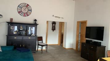 Tv, pejs, bordtennisbord, stereoanlæg