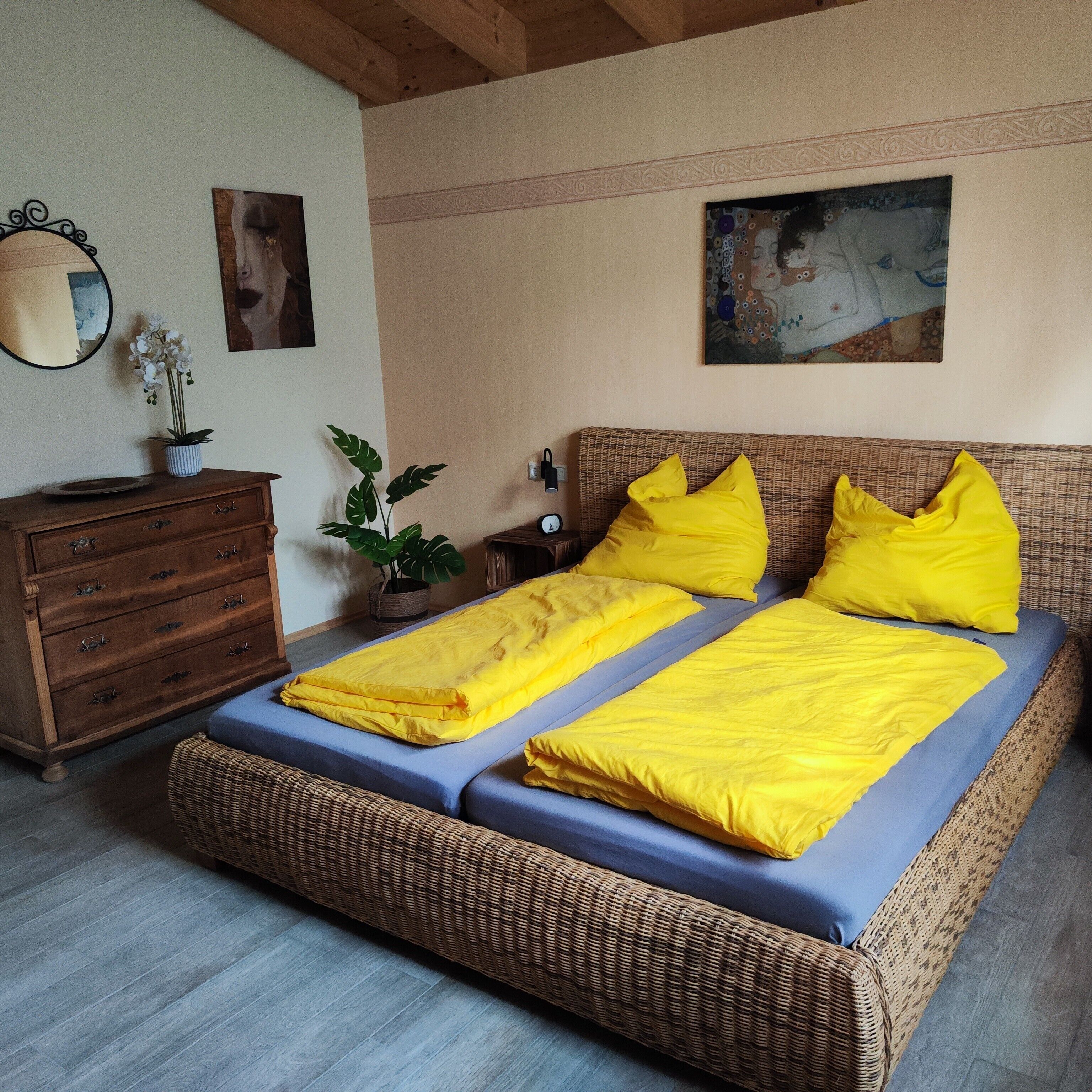 Tabla de planchar con plancha, wifi y ropa de cama 