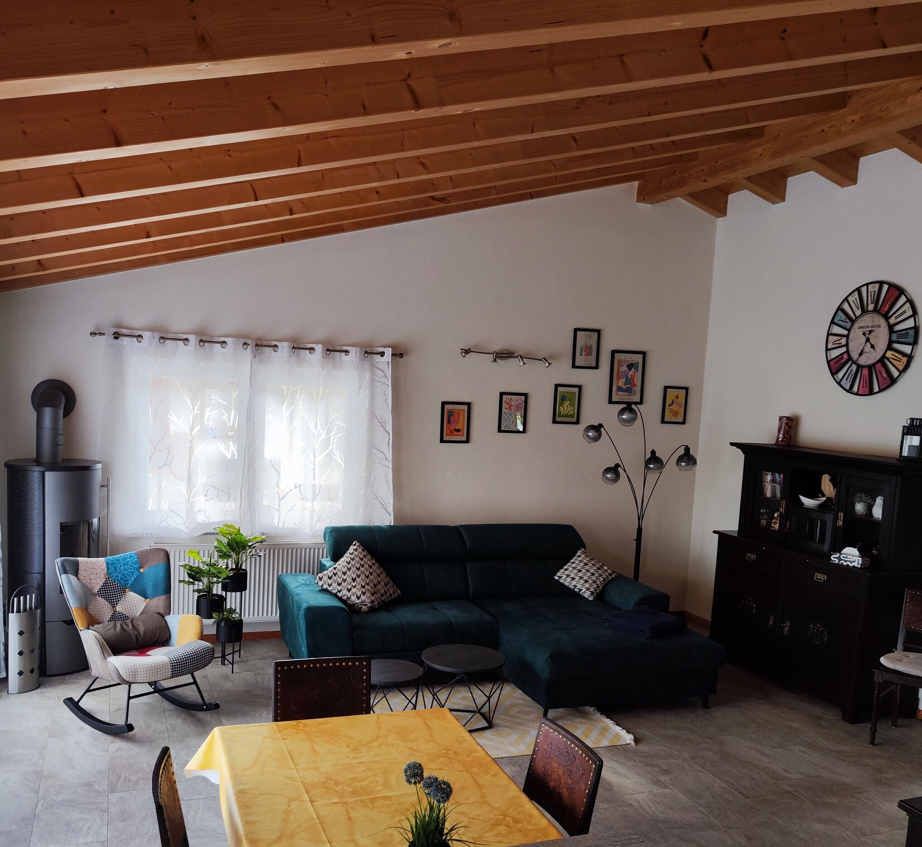 Televisión, chimenea, mesa de ping pong, estéreo