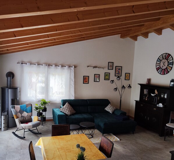 TV, fireplace, ping pong, stereo