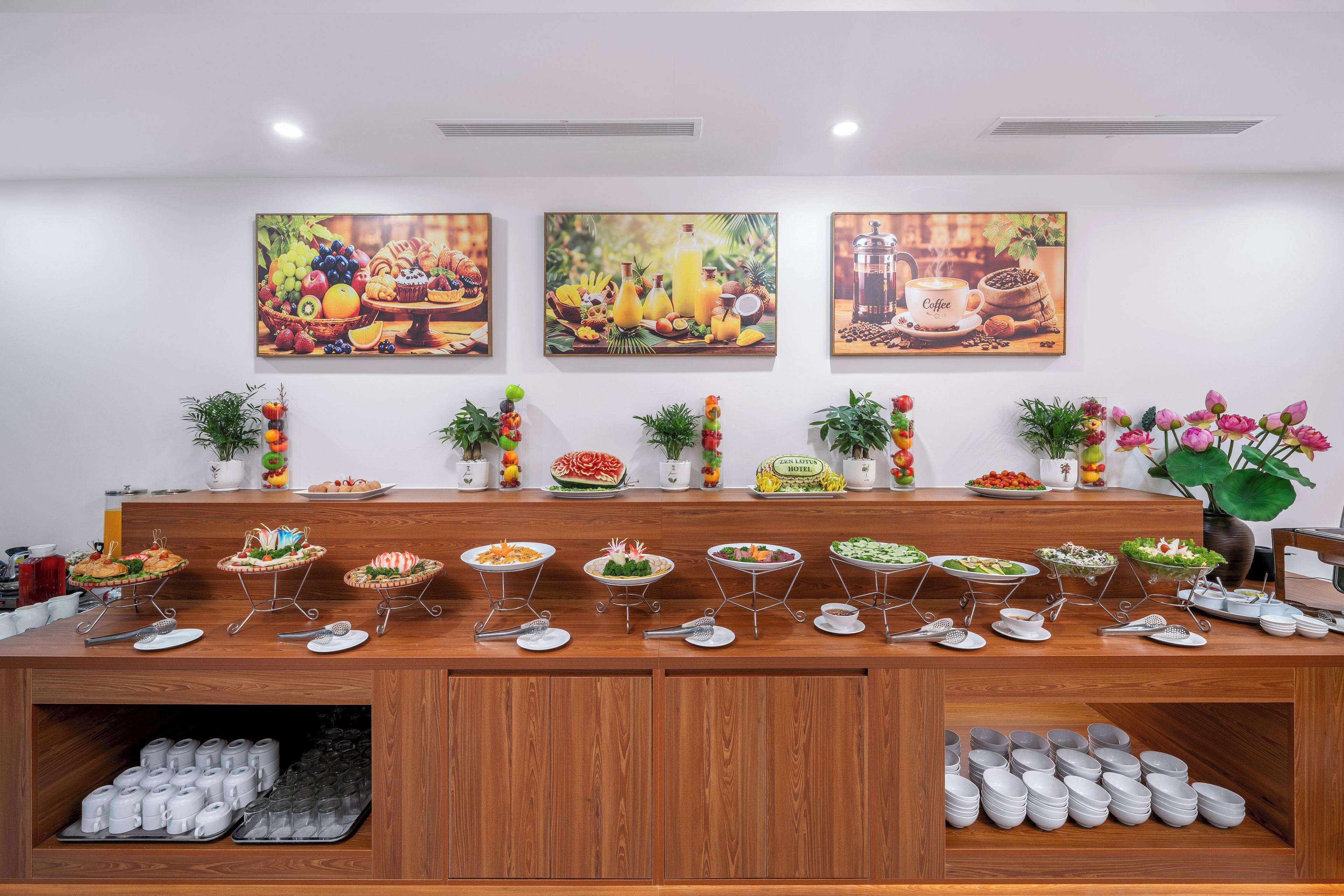 Ein reichhaltiges Buffet mit verschiedenen Speisen und Getränken.