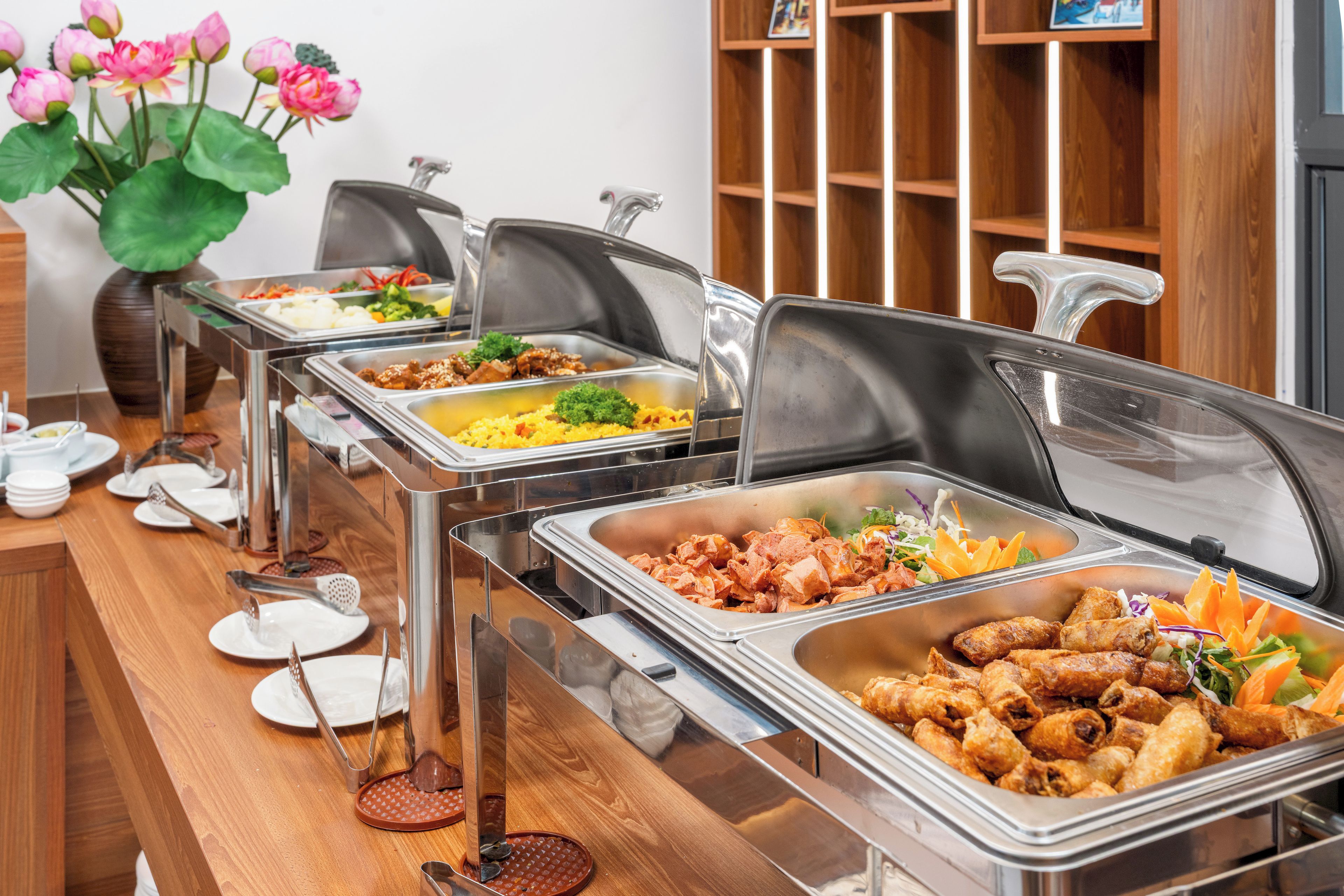 En buffet med et udvalg af mad, herunder ris, kød og grøntsager.