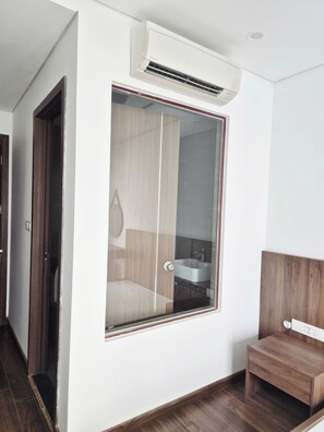 Double Room, City View | Bathroom | Hair dryer, towels