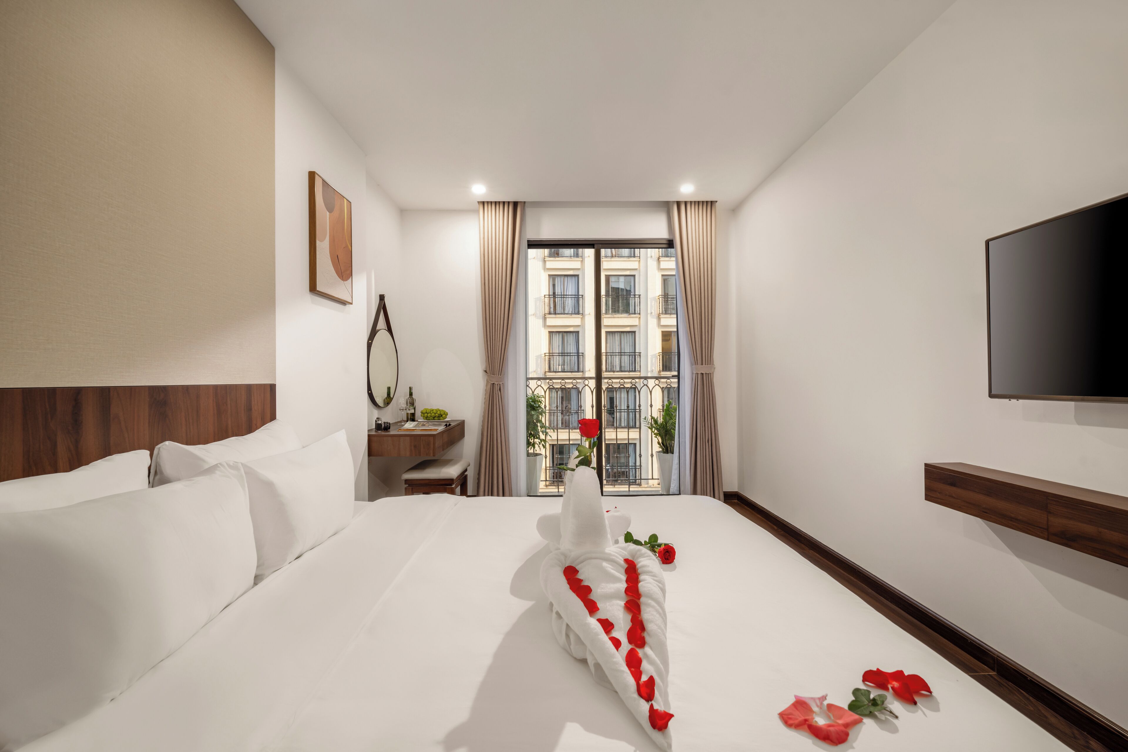 스위트, 욕조, 시내 전망 | 책상, 노트북 작업 공간, 무료 WiFi, 침대 시트