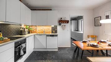 Kjøleskap, mikrobølgeovn, ovn og kokeplater