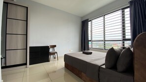 Ein modernes Schlafzimmer mit Bett, Schreibtisch und Stuhl.