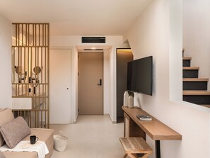 Duplex Family Suite, Pool View | Area soggiorno