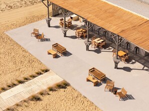 2 bars/lounges, cocktail bar