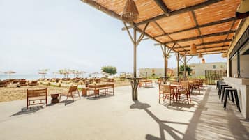 2 bars/lounges, cocktail bar