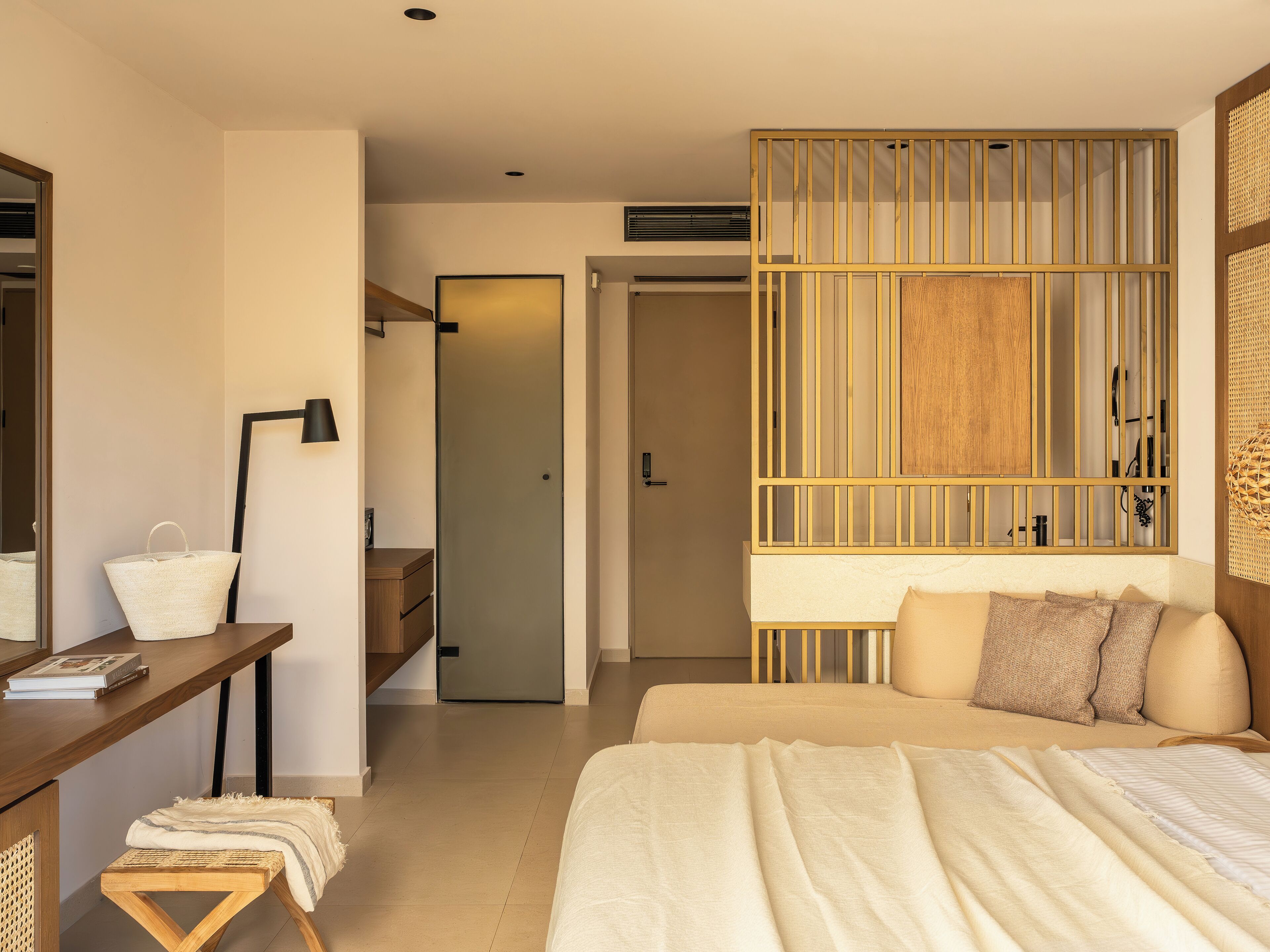 Caja de seguridad en la habitación y espacio para trabajar con laptop 