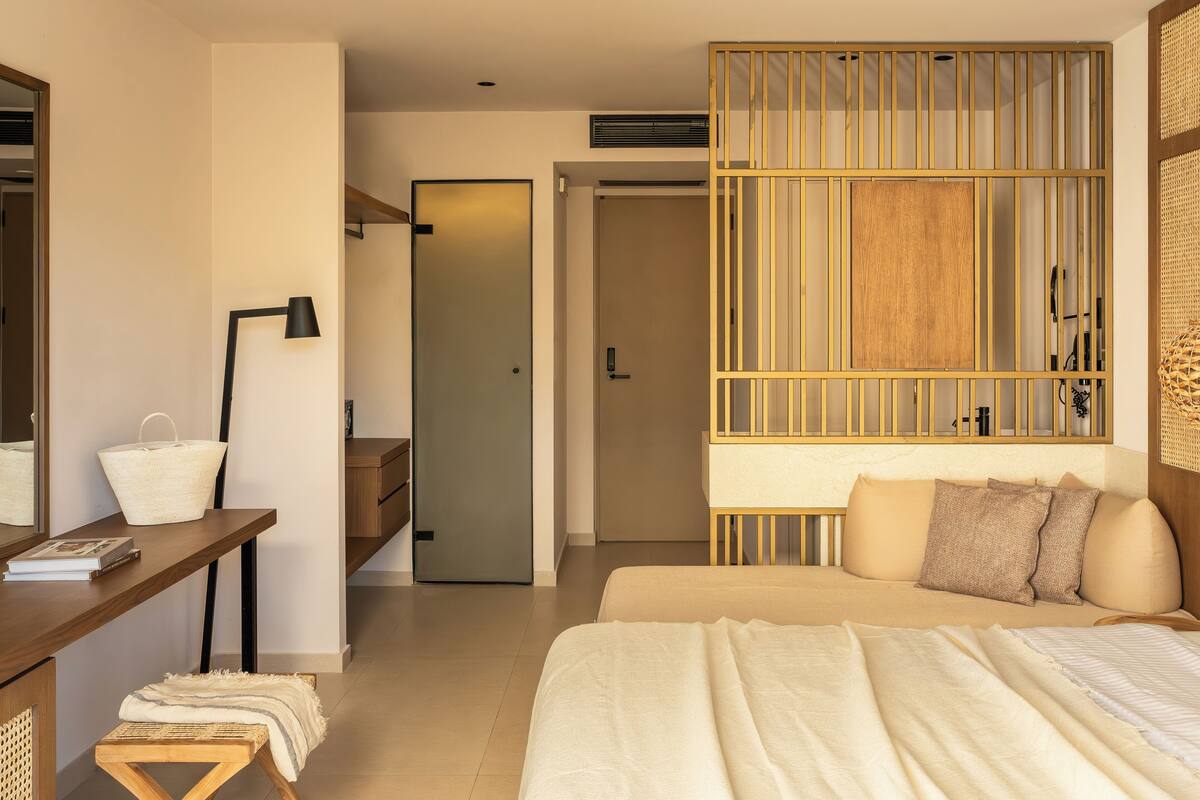 Ein modernes Schlafzimmer mit Bett, Nachttisch und Kleiderschrank.