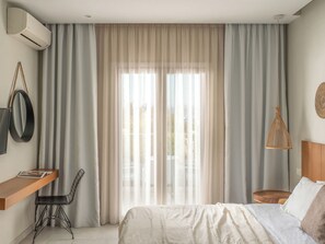 In-room safe, laptop workspace, soundproofing, free WiFi