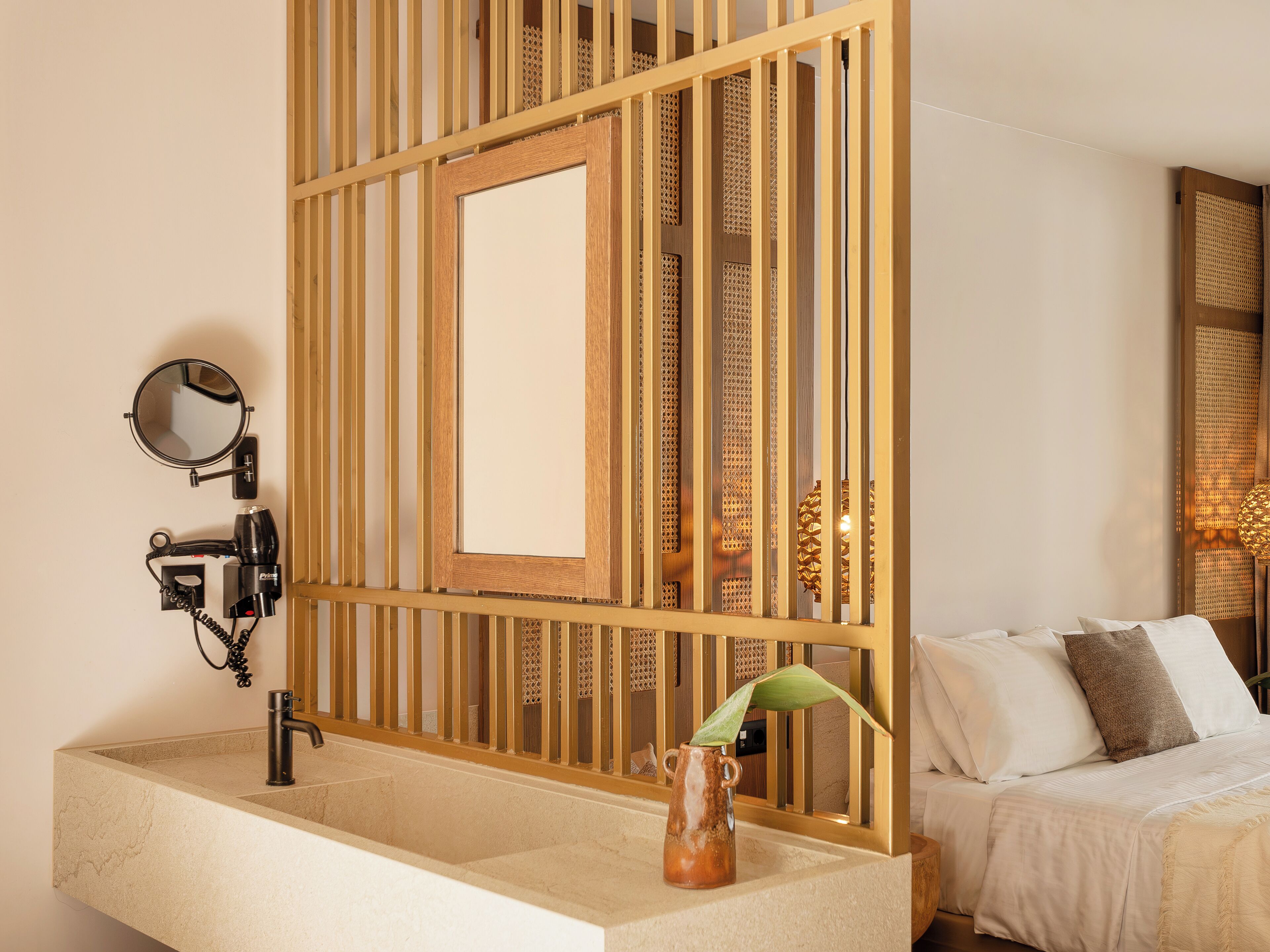 Chuveiro, produtos de toalete grátis, secador de cabelo 