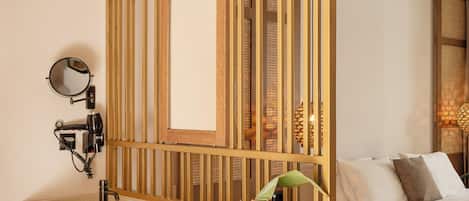 Chuveiro, produtos de toalete grátis, secador de cabelo